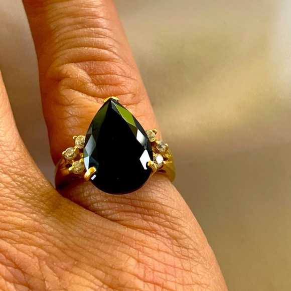 10 KARAT GOLD, DIAMOND, and PEAR SHAPED ONYX RING - Picture 3 of 7